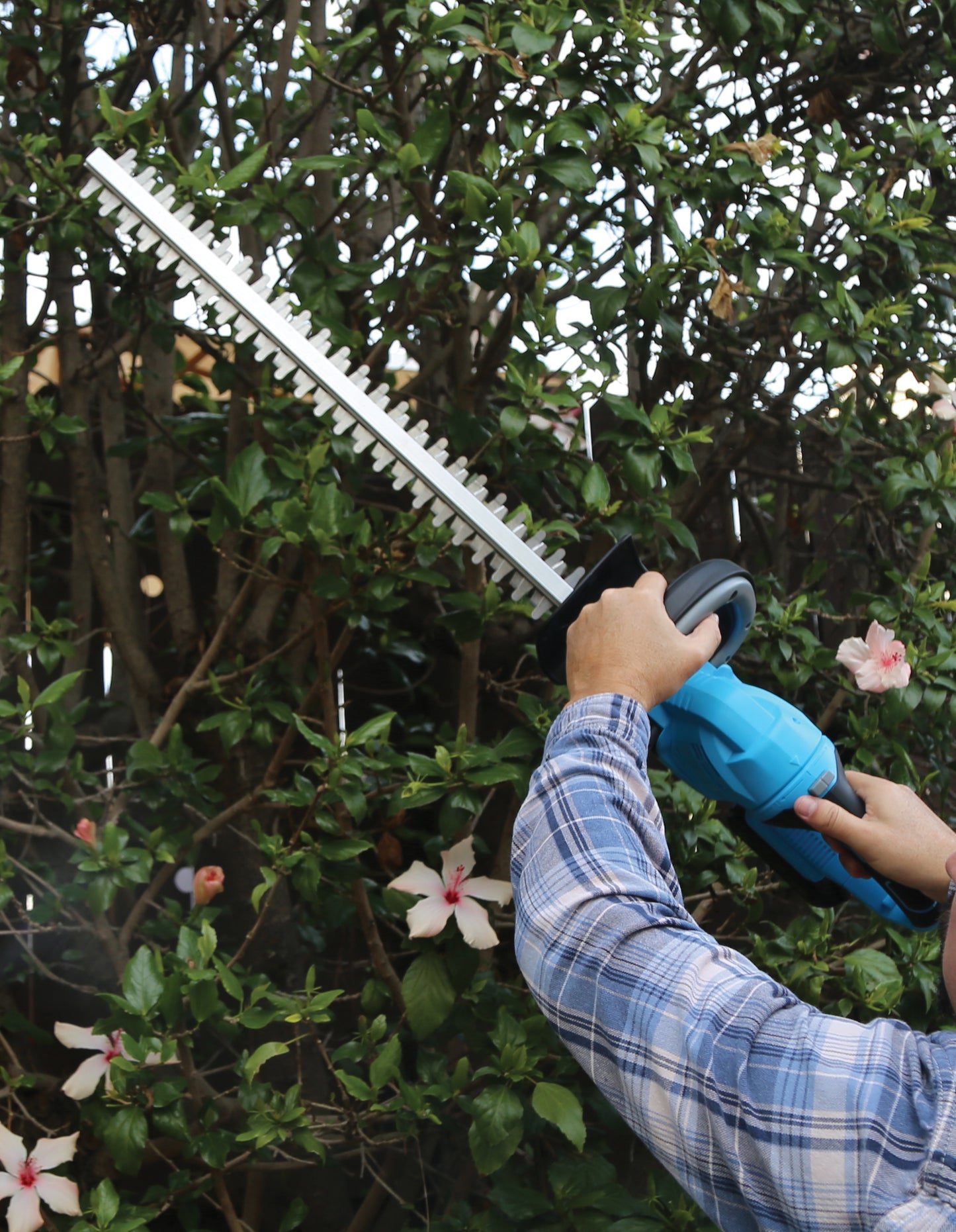 20V Li-ion Cordless Hedge Trimmer
